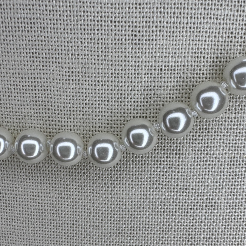 Elegant White Faux Pearl Necklace - Picture 2 of 3